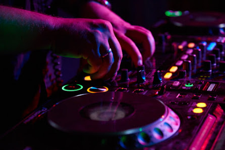 DJ plus Saxophonist für Hochzeit und Event