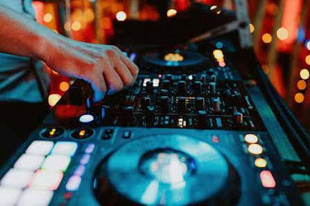 Killian Jäkel | DJ & Livemusik für Hochzeiten und Events