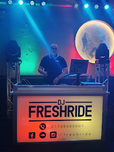DJ FRESHRIDE - junger Hochzeits DJ mit Moderation, Hüpfburgen Verleih und Fotobox
