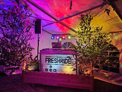 DJ FRESHRIDE - junger Hochzeits DJ mit Moderation, Hüpfburgen Verleih und Fotobox