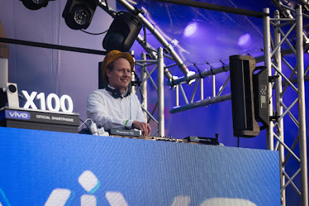 DJ München + Livemusik by Jörn (aka DJ YURN)